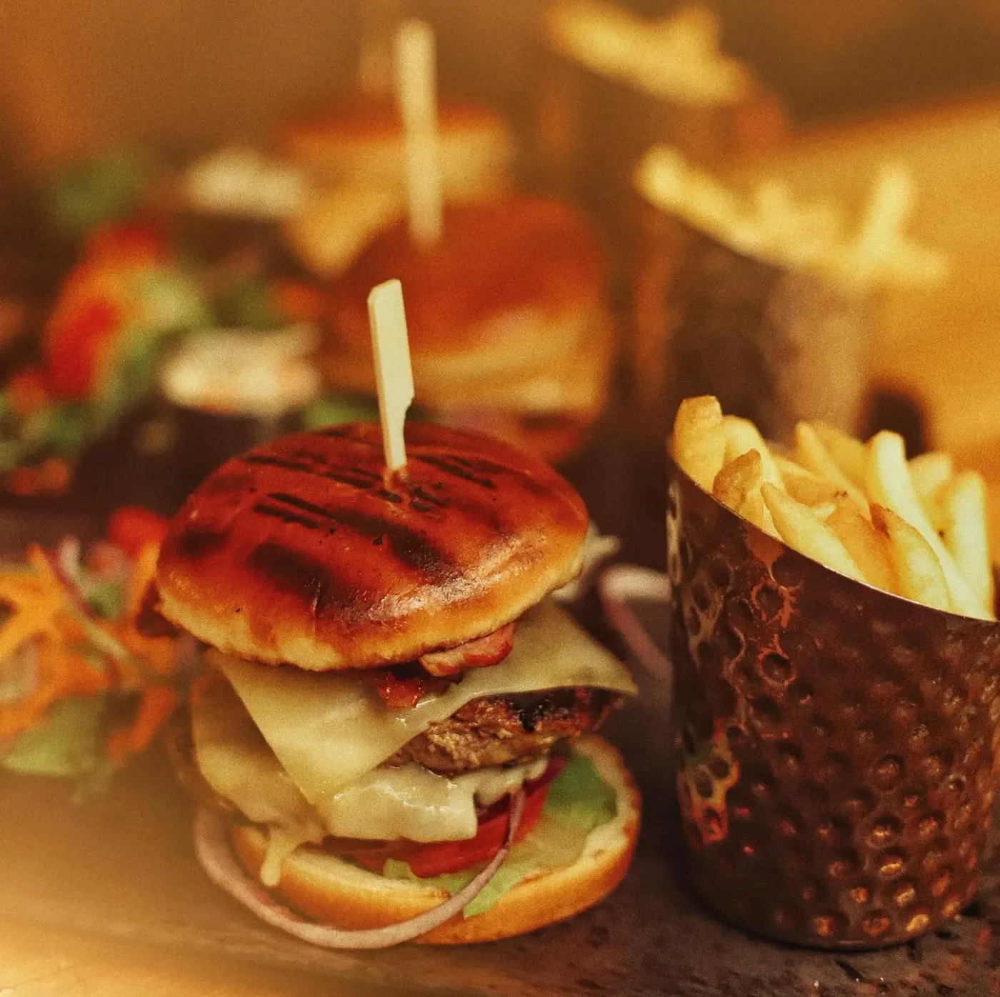 Cheeseburger with bacon, tomato and fries