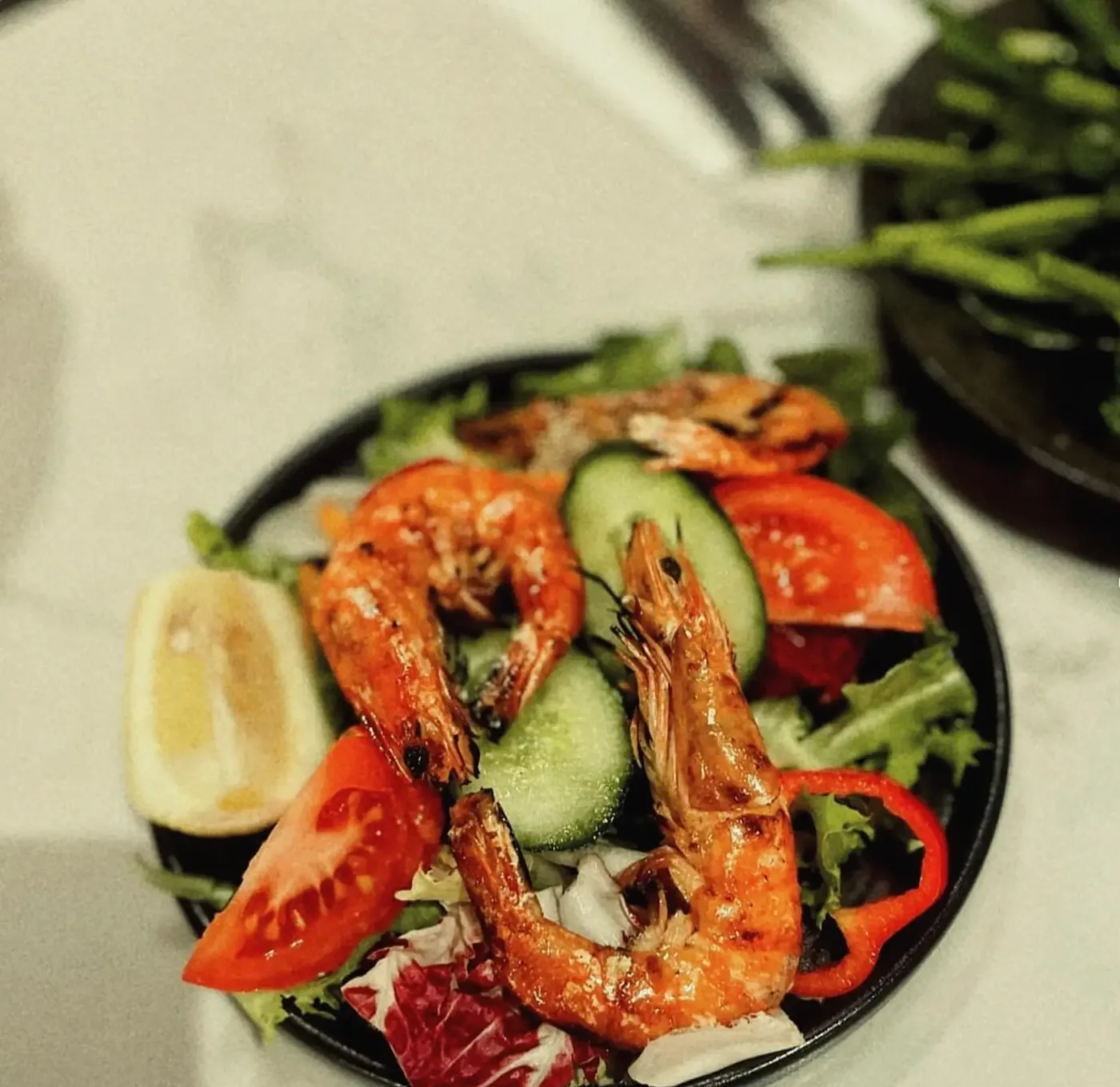 Prawns with salad leaves, cucumber and lemon
